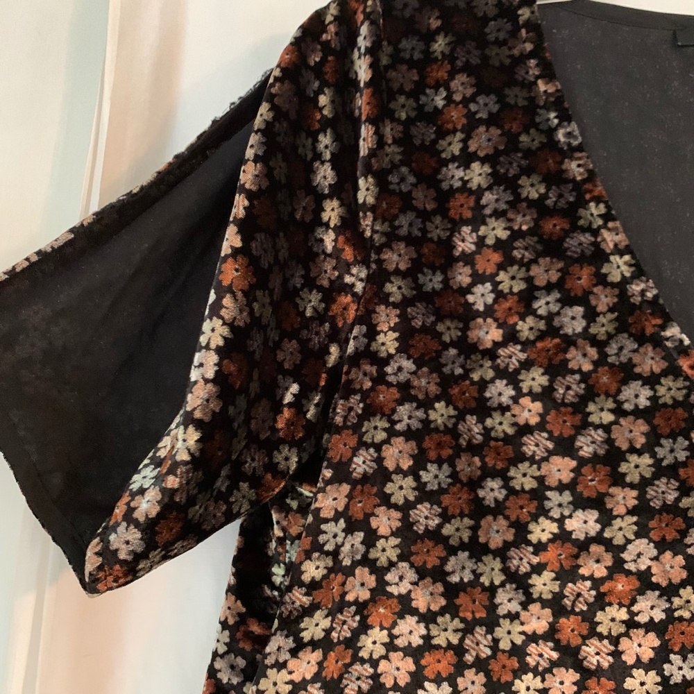Madewell black floral velvet top with tulip sleeves - Picture 4 of 10